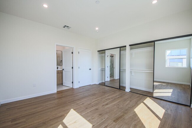 Building Photo - Ultra-Luxury Brand New 2 bed/2.5 bath and ...