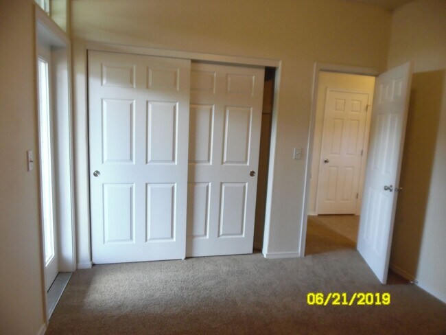 Building Photo - 325 NW Cypress St