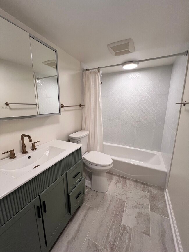 Building Photo - 680 Overland St