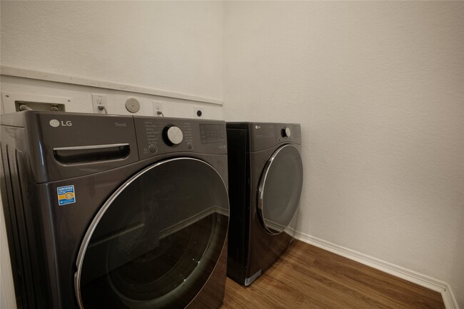 Building Photo - 2106 Benjamin Park