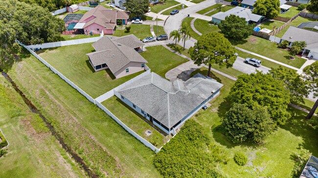 Building Photo - 809 Kara Cir