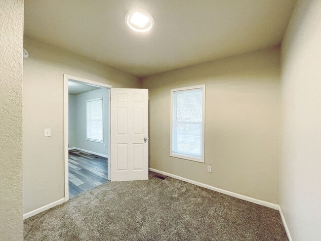 Building Photo - Quaint 3 Bedroom in NW Minot