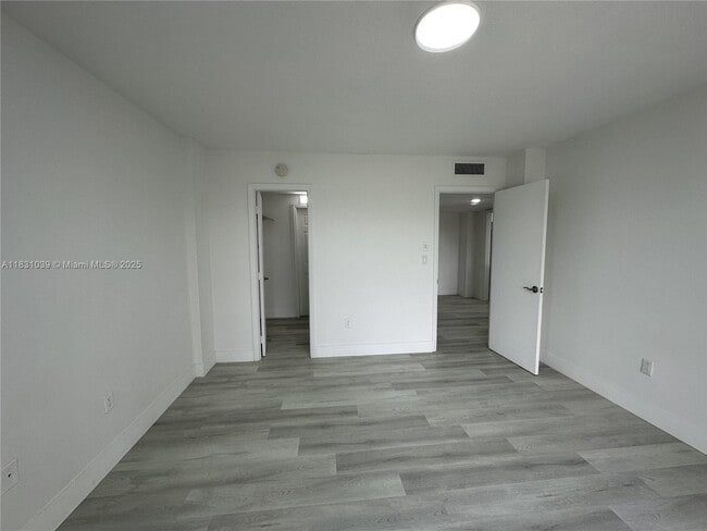 Building Photo - 4174 Inverrary Dr