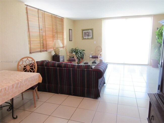 Building Photo - 3301 NE 5th Ave