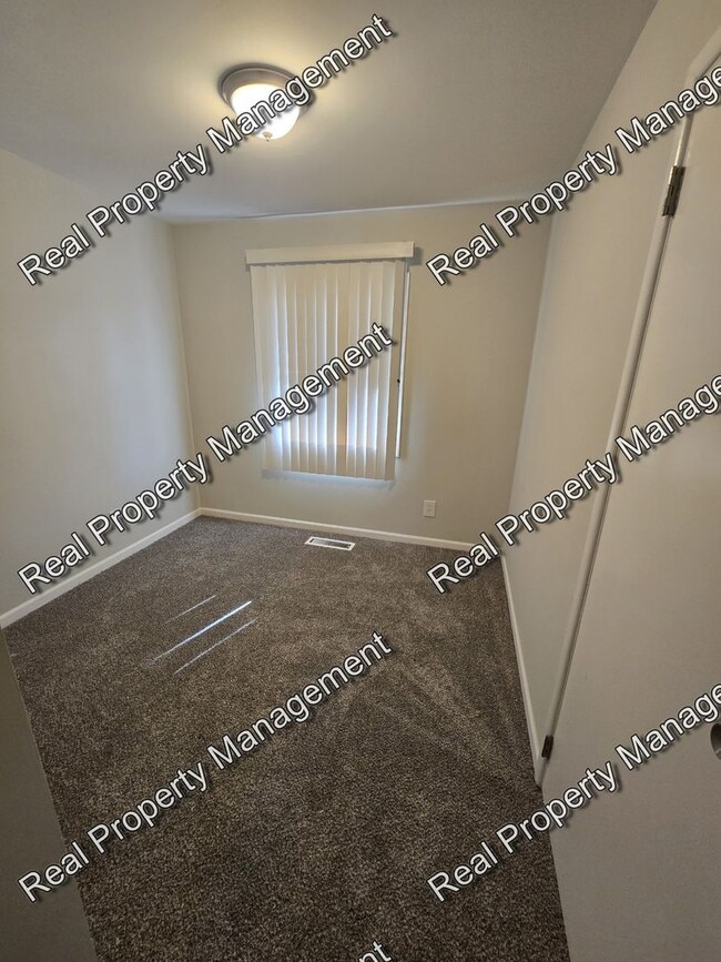 Building Photo - Updated 3 Bedroom Ranch