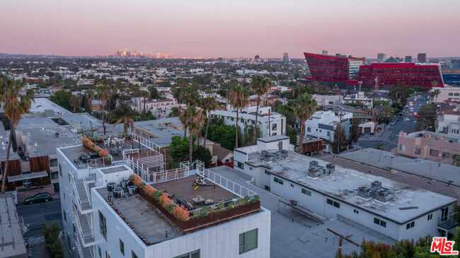 Building Photo - 935 N San Vicente Blvd