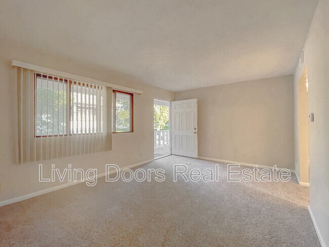 Building Photo - 4711 Gladstone St