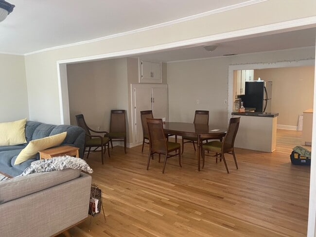 Building Photo - 3 Bedroom 2.5 Bath Townhome in Downtown Greenville and Near the Hampton Pinckney Historic District