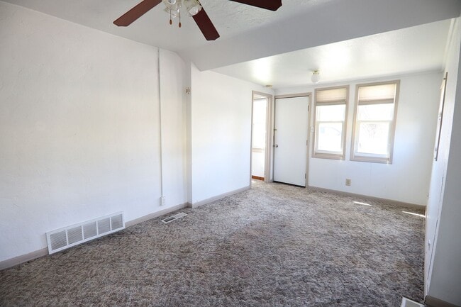 Building Photo - Cozy One Bedroom House