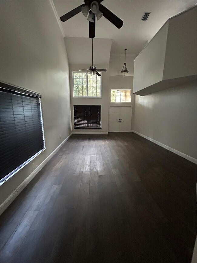 Building Photo - 414 SW 205th Ave