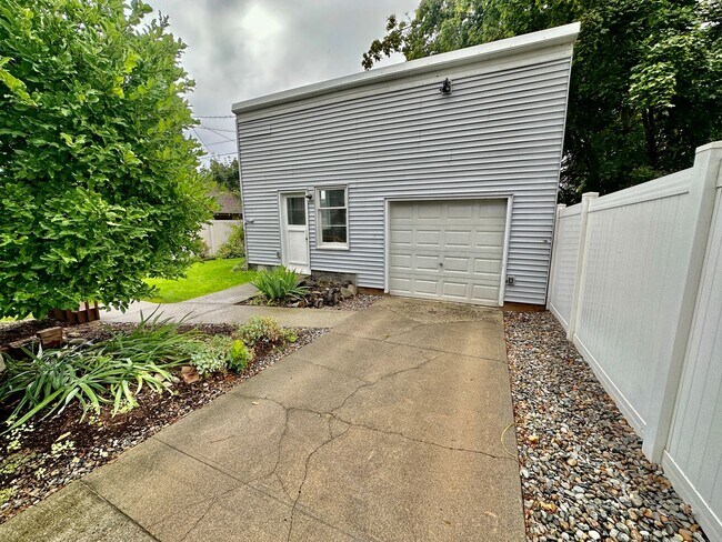 Building Photo - Charming Downriver Home