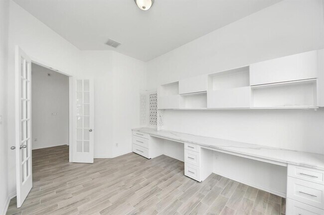 Building Photo - 10910 Wardrop Pl