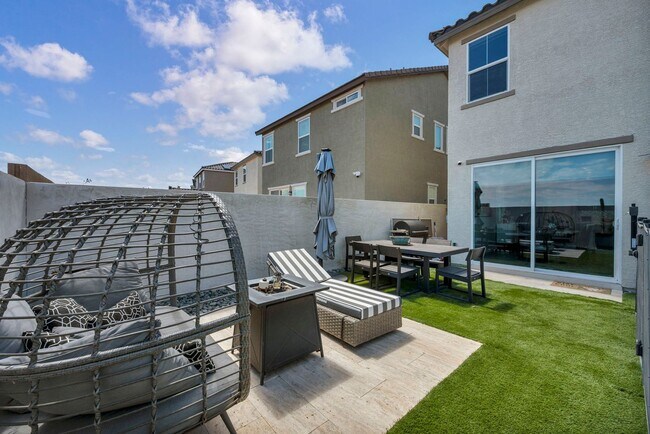 Building Photo - Spacious 5-Bedroom Home with Loft, Pool & Mountain Views