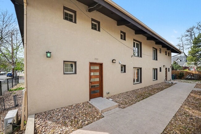 Building Photo - Stunning Luxury Home in Sunnyside **Move-In Special**