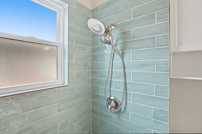 Building Photo - 6 Bed/3 Bath Remodeled Hyde Park Home w/Ce...
