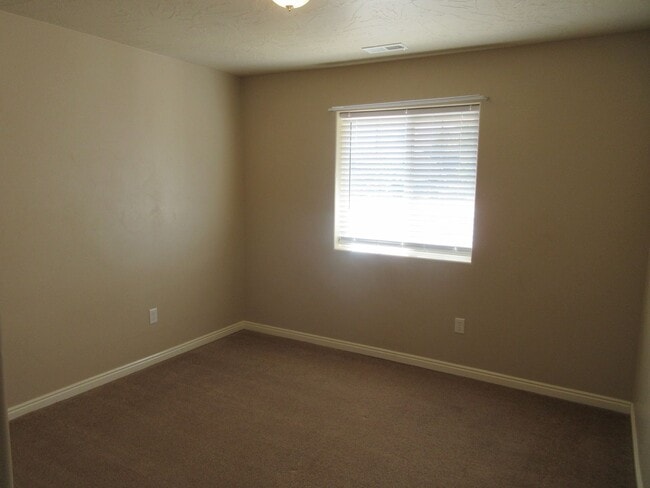 Building Photo - Move-In Bonus! 3 bedroom - 2 bathroom twin...