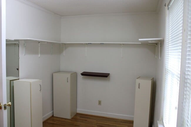 Building Photo - 1705 Hillcrest Dr W