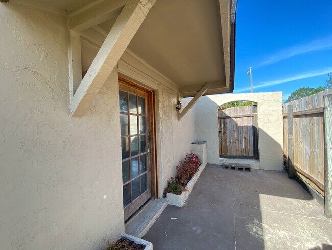 Building Photo - 1409 Madrid Way