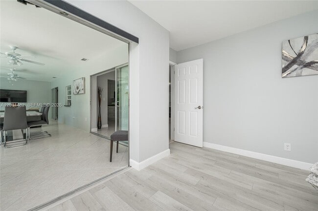 Building Photo - 810 S Rainbow Dr