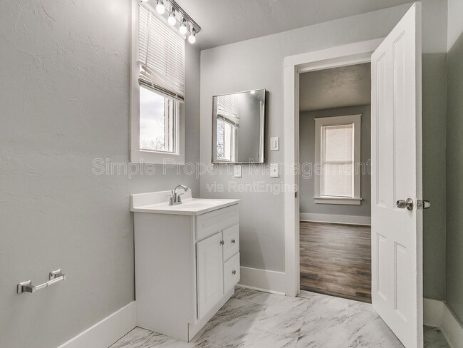 Building Photo - 611 E Springer Ave