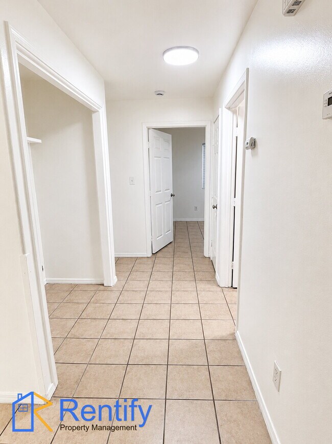 Building Photo - 3-Bed, 2-Bath in North Bakersfield – Only for $1,495