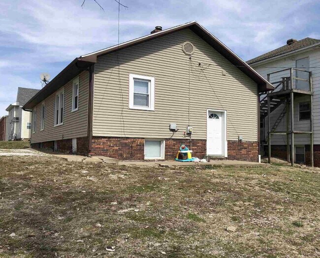 Building Photo - 407 W Adams St