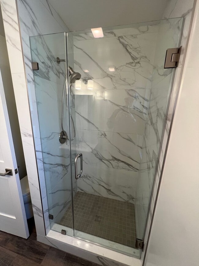 Building Photo - Midtown Gorgeous Updated Apartment! 2/2 downstairs!