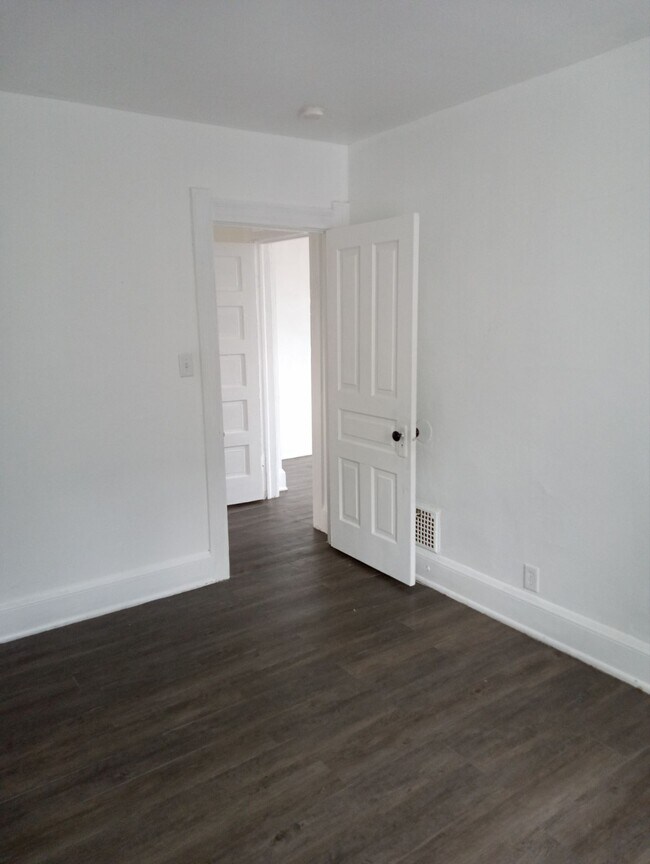 Building Photo - 422 Dexter St