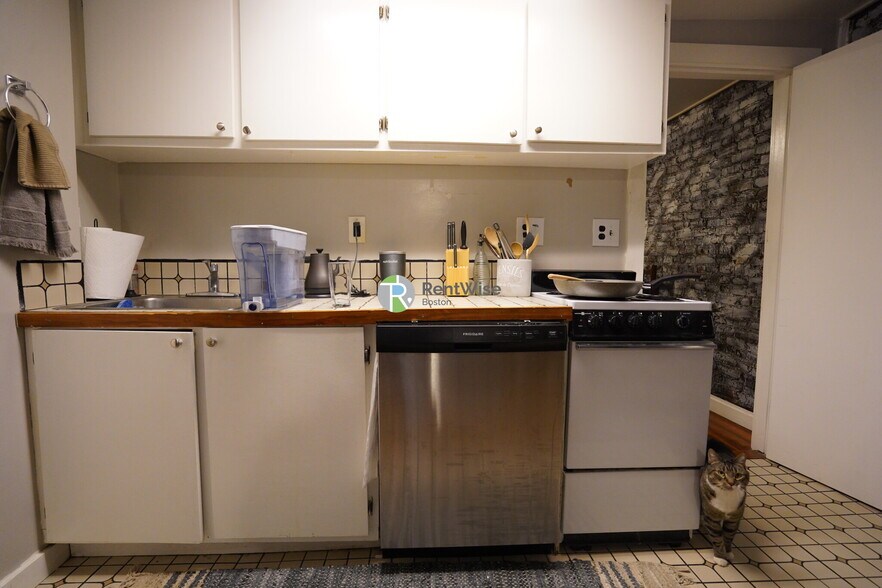 Building Photo - 72 Revere St