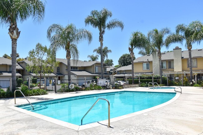 Building Photo - 3 Bedroom 2.5 Bath Hampton Court Condo Nea...