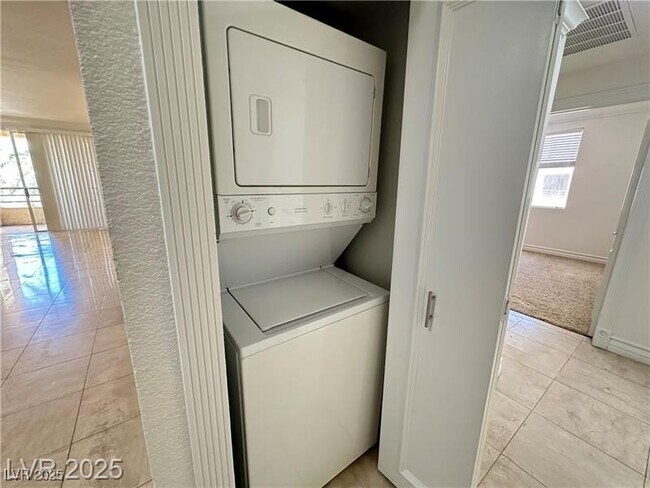 Building Photo - 270 E Flamingo Rd