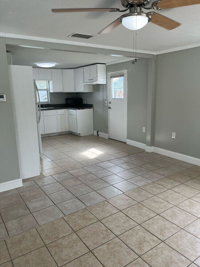 Building Photo - Move-In Ready 1BR/1BA Duplex with Modern Updates in Prime Zephyrhills Location!