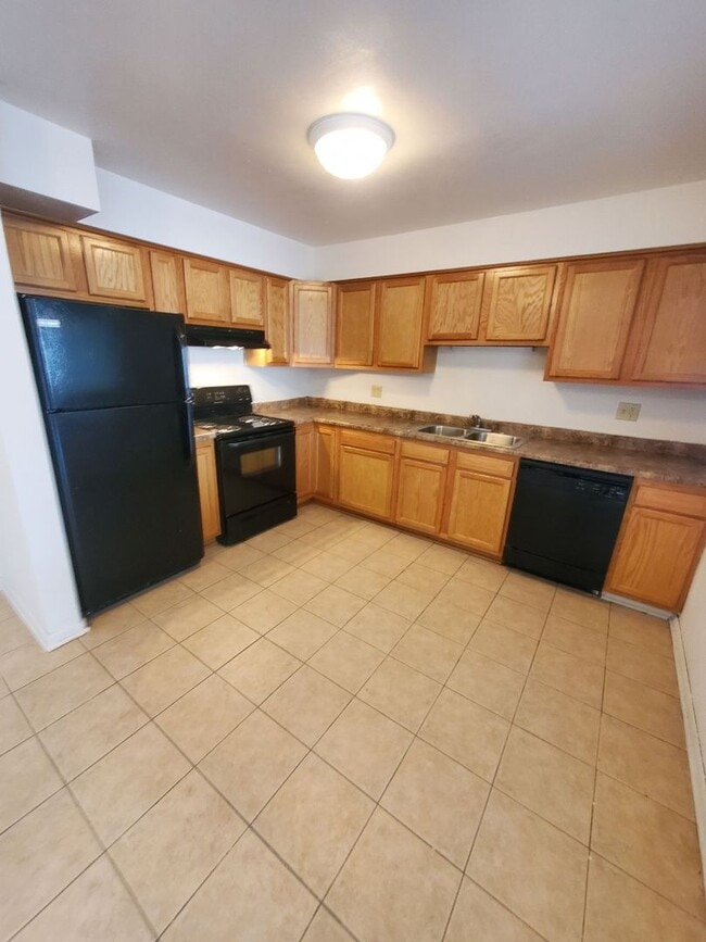 Interior Photo - 1920 Lathrop Ave. (16 Unit)