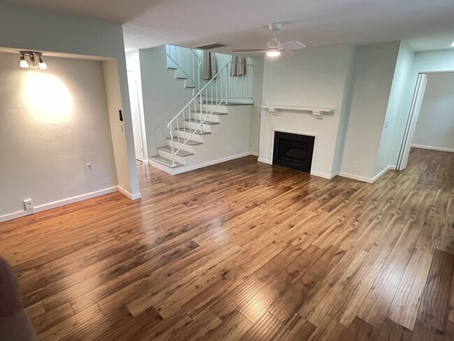 Building Photo - Fantastic 3 Bed 1.5 Bath End Unit Townhome in Orange!
