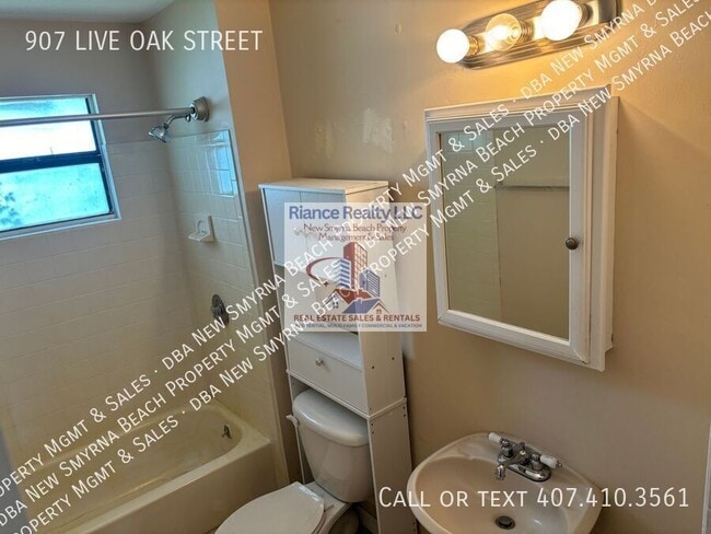 Building Photo - 907 Live Oak St