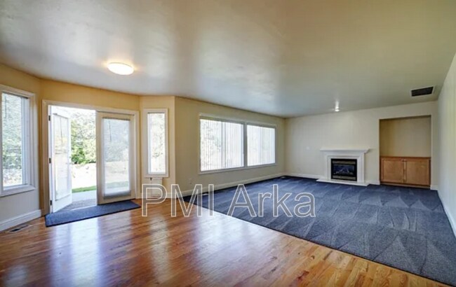 Building Photo - 10260 NE 30th Pl