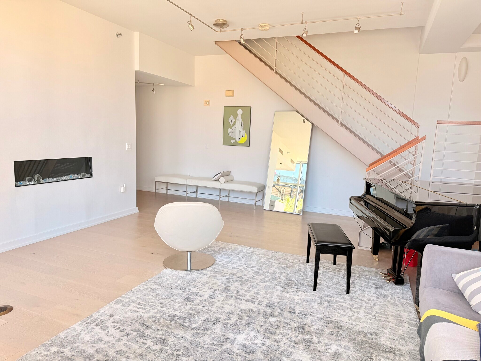 Building Photo - 207 King St