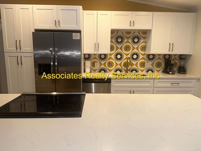 Building Photo - 3 Bed/2 Bath Spacious Home in Mason Manor! Screened Porch and Fenced Backyard!!!