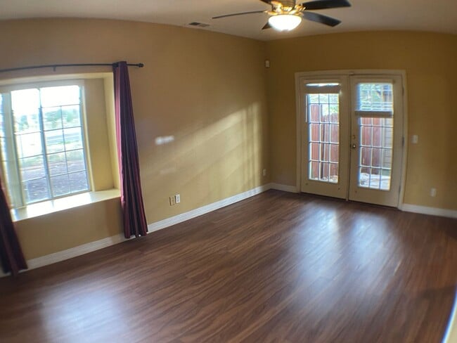 Building Photo - Townhouse in University heights COMING SOON!