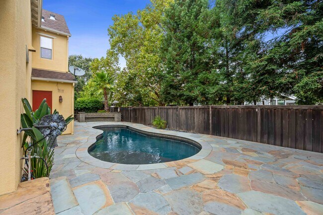 Building Photo - Spacious 3 Bedroom, 3 Bathroom Home with P...