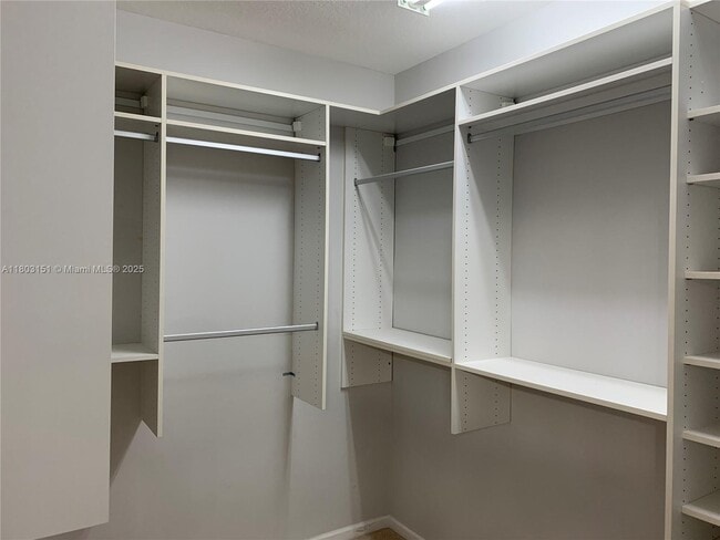 Building Photo - 2947 St Thomas Dr