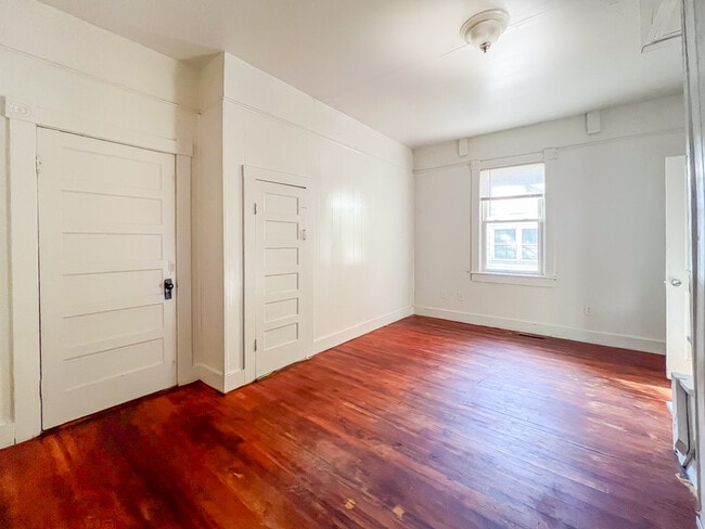 Building Photo - 142 Windsor Ave