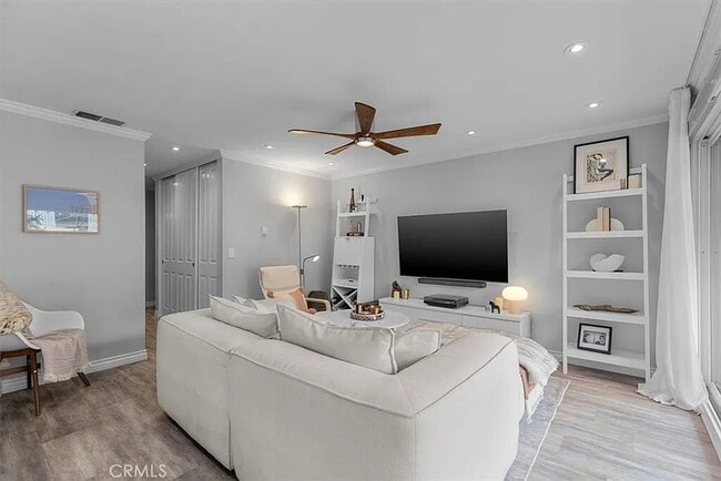 Building Photo - "Chic Hermosa Beach 1BR Apartment: 810 Sq ...