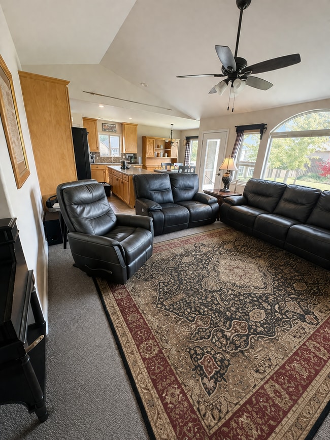 Building Photo - Beautiful 6 Bed 3 Bath Home for Rent in Tremonton! Solar Panels Included!