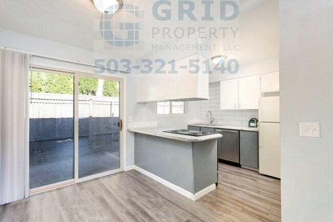 Building Photo - Modern Two Bedroom Apartment Available in Mt. Tabor