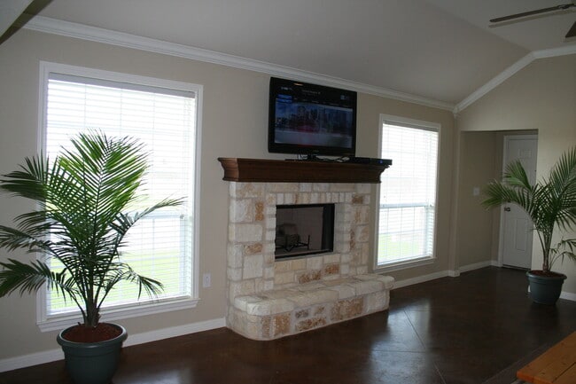 Building Photo - Salem Way Luxury Duplex