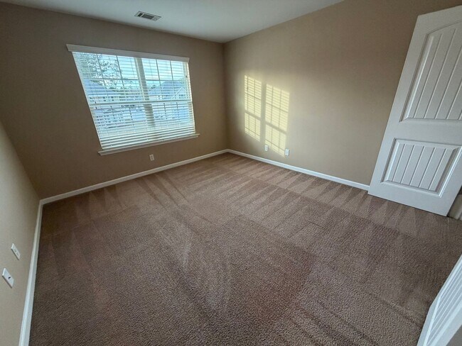 Building Photo - FOR RENT