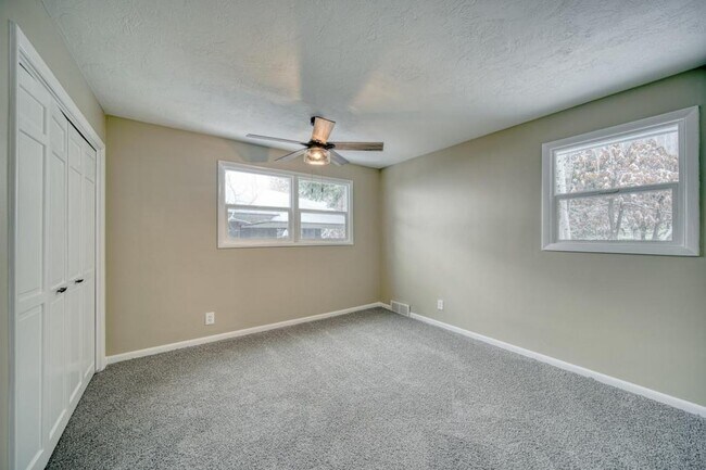 Building Photo - 225 E 25th St