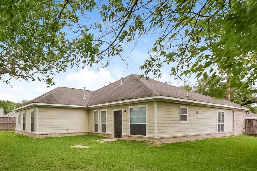 Building Photo - 6115 Oak Bay Dr