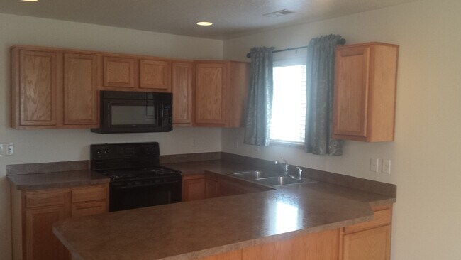 Building Photo - Cute Townhouse for Rent in Harrisville